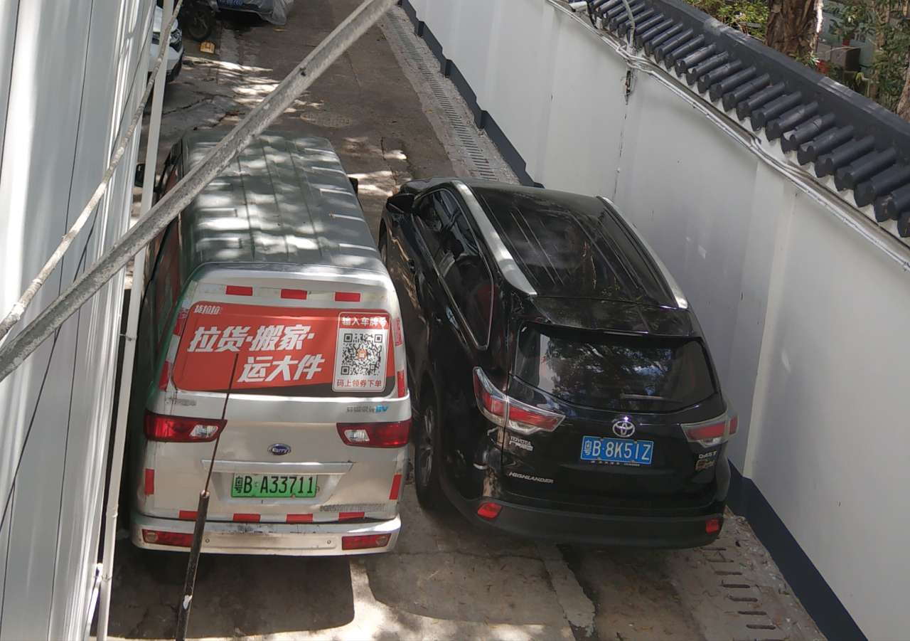 消防通道并排停车,安全隐患大